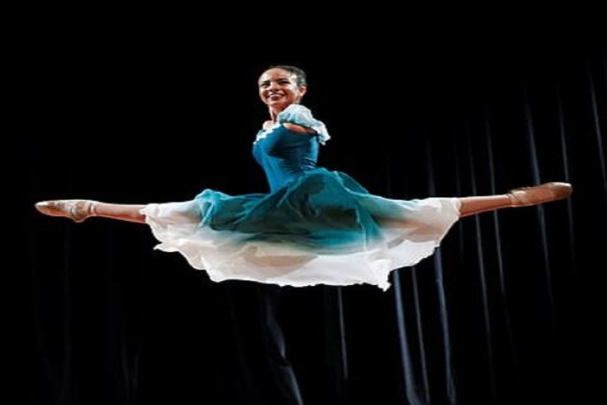 दोन्ही हात नसतानाही तिनं घेतली उंच भरारी; सोशल मीडियावर चर्चेत आहे ही बॅले डान्सर