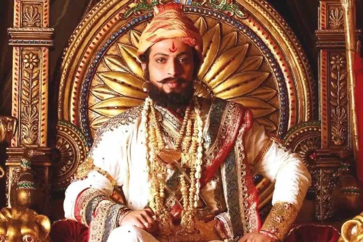 अभिनेते अमोल कोल्हे यांनी आपल्या करिअरमध्ये अनेक ऐतिहासिक भूमिका साकारल्या आहेत. चित्रपट, नाटकं, मालिकांमध्ये त्यांनी अनेकदा शिवरायांची भूमिका साकारली आहे. अभिनेते अमोल कोल्हे यांनी आपल्या करिअरमध्ये अनेक ऐतिहासिक भूमिका साकारल्या आहेत. चित्रपट, नाटकं, मालिकांमध्ये त्यांनी अनेकदा शिवरायांची भूमिका साकारली आहे.