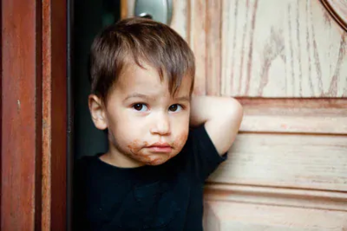 हल्ली मुलांना स्वयंपाक करायची आवड लागली आहे. मुलांना जेवण बनवायचं असेल एखादी डिश करायची असेल तर, त्यांना त्यात मदत करा किंवा त्यांची मदत घ्या.