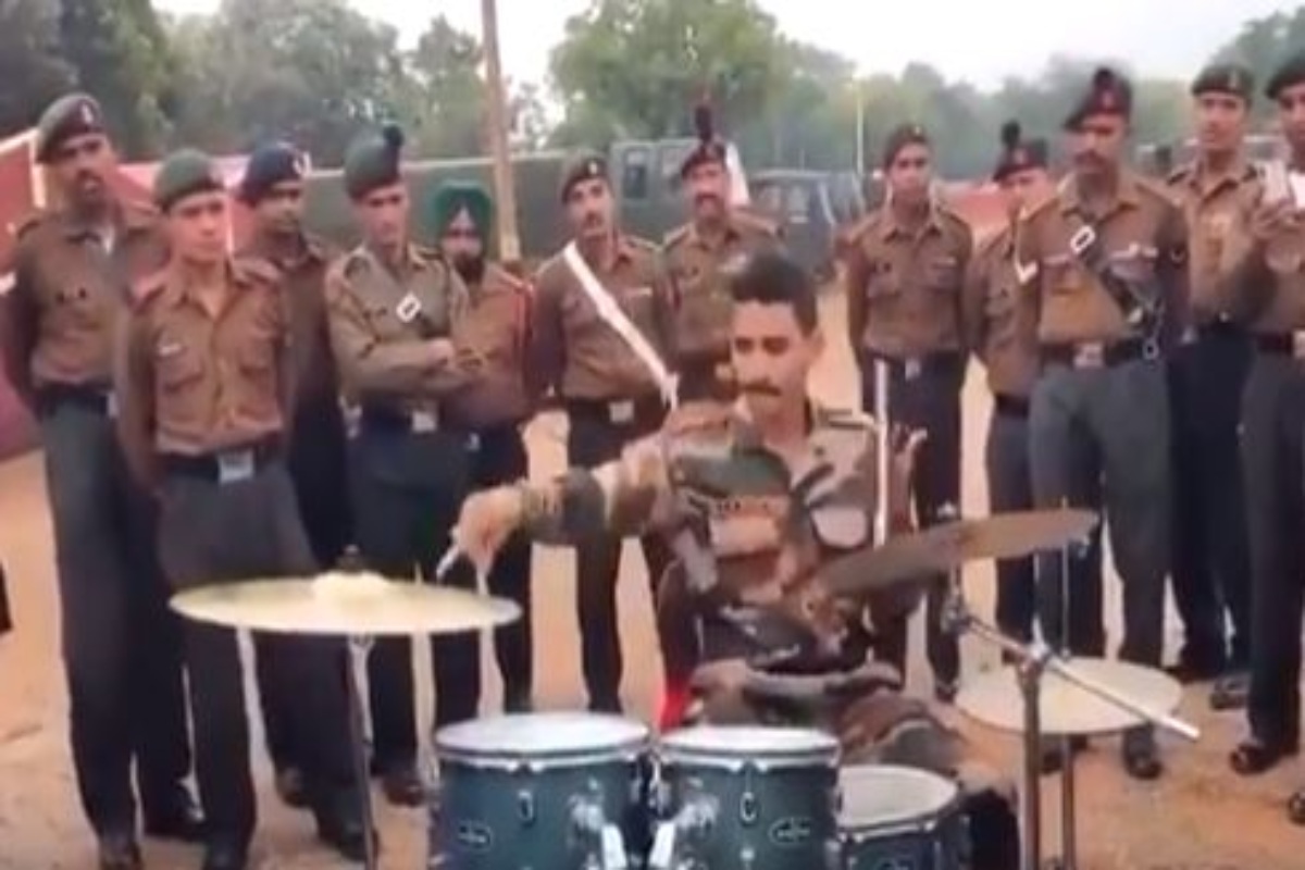 भारतीय सैन्यातील जवानाची कला पाहून व्हाल चकित, ड्रम्स वाजवतानाचा VIDEO VIRAL