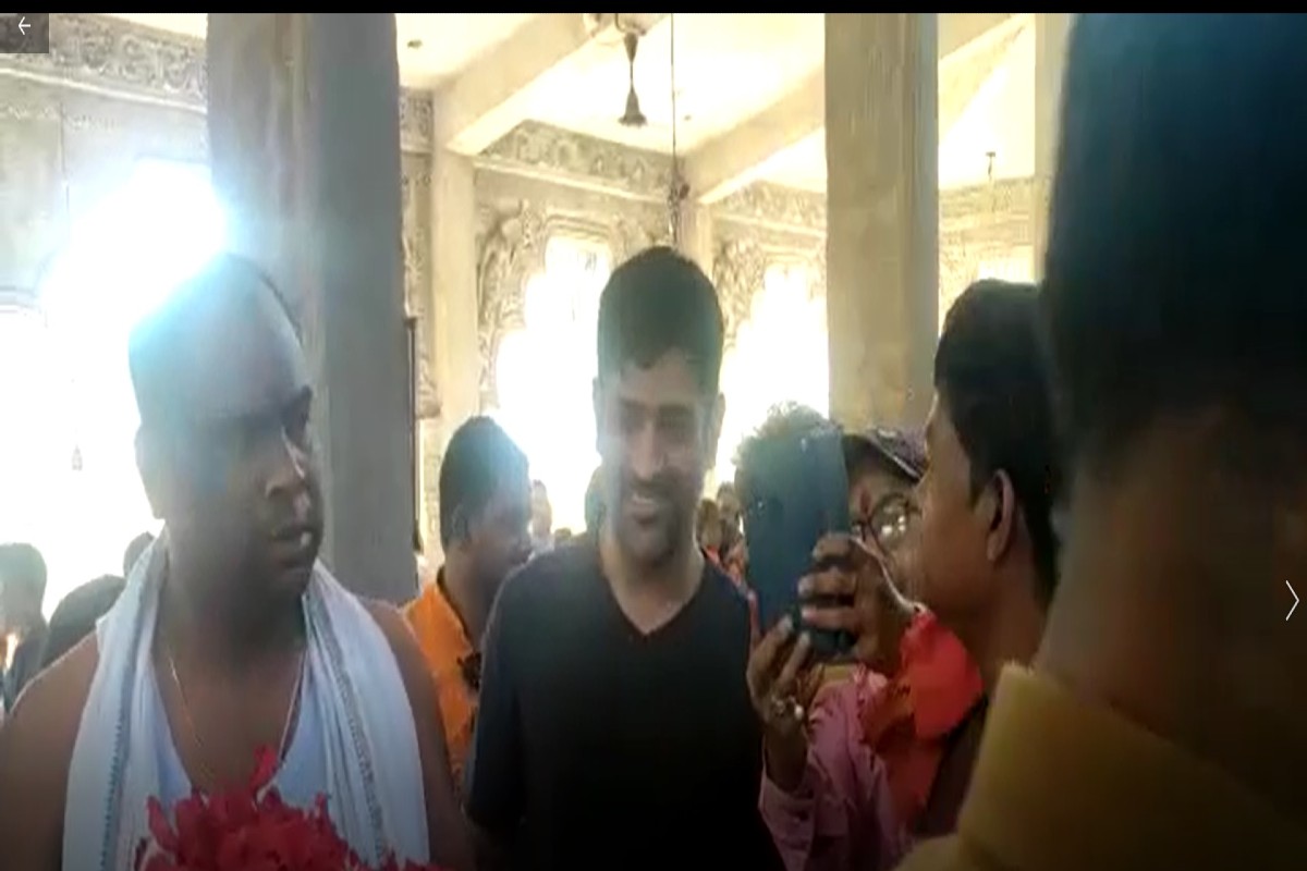 VIDEO : महेंद्र सिंह धोनीनं घेतलं देवीचं दर्शन, 700 वर्ष जुन्या मंदिराशी आहे खास नातं!