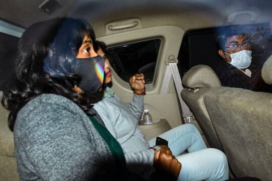 Toolkit Case: दिशा रवी तिहार जेलच्या बाहेर, कोर्टानं पोलिसांना फटकारलं!