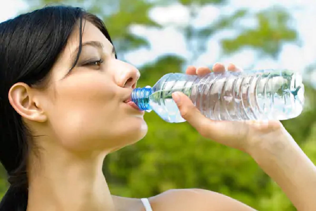 उभ्याने पाणी पिण्याने तहान जात नाही. समाधान न झाल्यामुळे पुन्हा पुन्हा तहान लागेल.