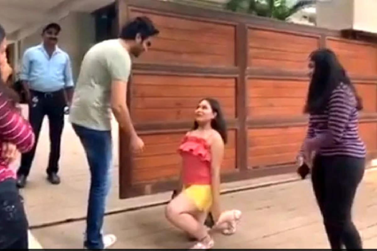 VIDEO: तरुणीला वेड लागलं कार्तिकचं; प्रपोज करण्यासाठी रात्रभर घरासमोर होती उभी