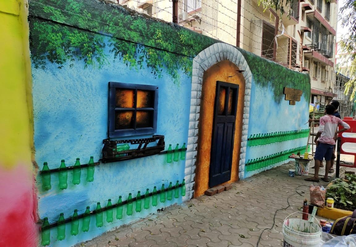 या कलाकृती साकारण्यासाठी 500 हून अधिक प्लास्टिक बॉटल,15 किलो प्लास्टिक कचरा, वापरण्यात आला आहे. या कलाकृती साकारण्यासाठी 500 हून अधिक प्लास्टिक बॉटल,15 किलो प्लास्टिक कचरा, वापरण्यात आला आहे.