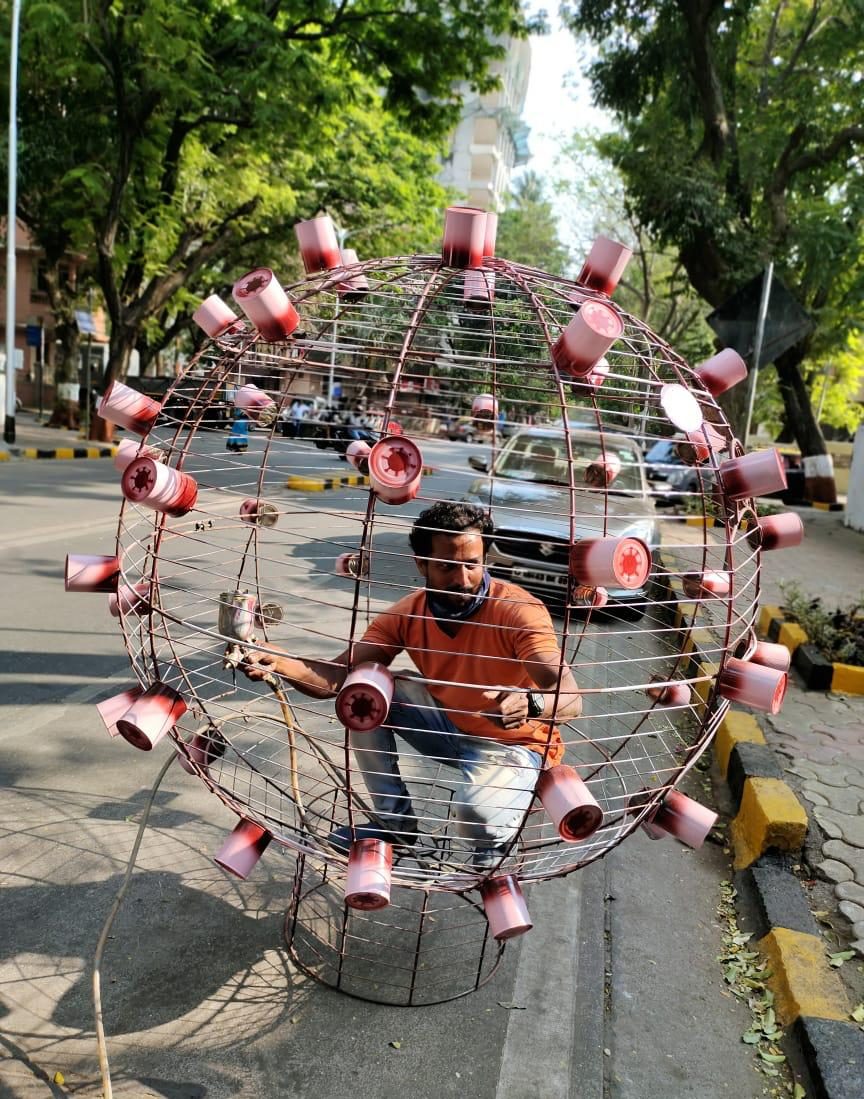 या कलाकृती साकारण्यासाठी 500 हून अधिक प्लास्टिक बॉटल,15 किलो प्लास्टिक कचरा, वापरण्यात आला आहे.यामाध्यमातून पर्यावरण जनजागृती आणि कचरा विलगीकरण याबाबत जनजागृती केली जात आहे. या कलाकृती साकारण्यासाठी 500 हून अधिक प्लास्टिक बॉटल,15 किलो प्लास्टिक कचरा, वापरण्यात आला आहे.यामाध्यमातून पर्यावरण जनजागृती आणि कचरा विलगीकरण याबाबत जनजागृती केली जात आहे.