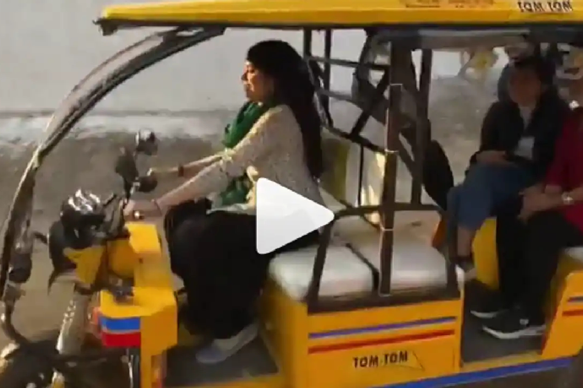 अरेरे! शूटिंग सोडून चालवावी लागतेय रिक्षा; अभिनेत्री जान्हवी कपूरवर आली अशी वेळ