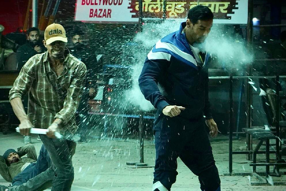 VIDEO: जॉनच्या मानेवर फुटली काच; सिनेमातल्या स्टंटबाजीत खरोखर झाला जखमी