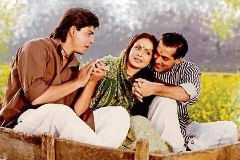 आज 25 वर्षांनंतरही करण-अर्जुनमधील गाणी आणि डायलॉग्स मोठ्या आवडीने पाहिले जातात. दरम्यान या चित्रपटातील एक दृश्य पाहून सलमान आणि शाहरुख भावूक झाले. हा व्हिडीओ पाहून तुम्ही देखील थक्क व्हाल.