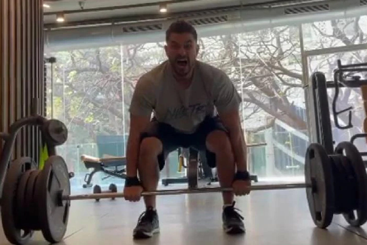 150 किलो वजन कसं उचलाल? अभिनेता करतोय मार्गदर्शन, पाहा हा VIDEO