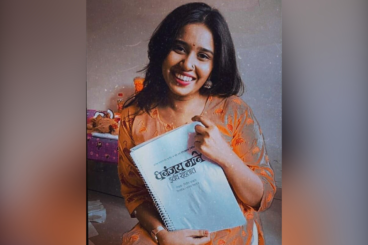 ‘धनंजय माने इथेच राहतात’; लक्ष्मीकांत बेर्डेंच्या मुलीचं रंगमंचावर पदार्पण