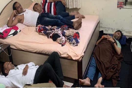 साहेब जमिनीवर कार्यकर्ते दिवाणावर; आमदार निवासातला फोटो पुन्हा VIRAL