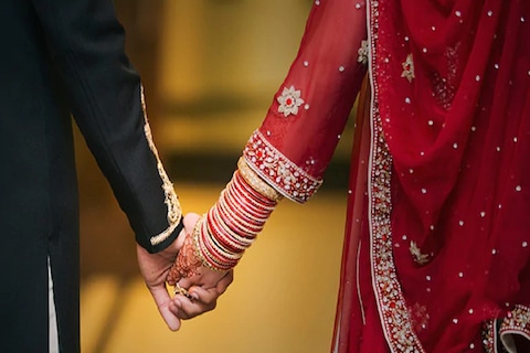 वरमाळा घातल्यानंतर आणि फेरे घेण्यापूर्वी नवरदेवानं मंडपातून पळ काढला आणि नंतर दुसऱ्याच मुलीसोबत लग्न केलं. लग्नही त्या मुलीसोबत केलं जिच्यासोबत त्याच्या होणाऱ्या मेव्हुण्याचं लग्न होणार होतं.