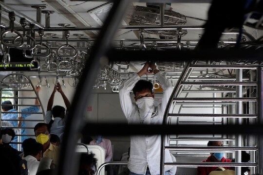 लोकलमधील अनावश्यक गर्दी टाळण्यासाठी राज्य सरकारचा नवा निर्णय,  लागू होणार QR Code सिस्टीम
