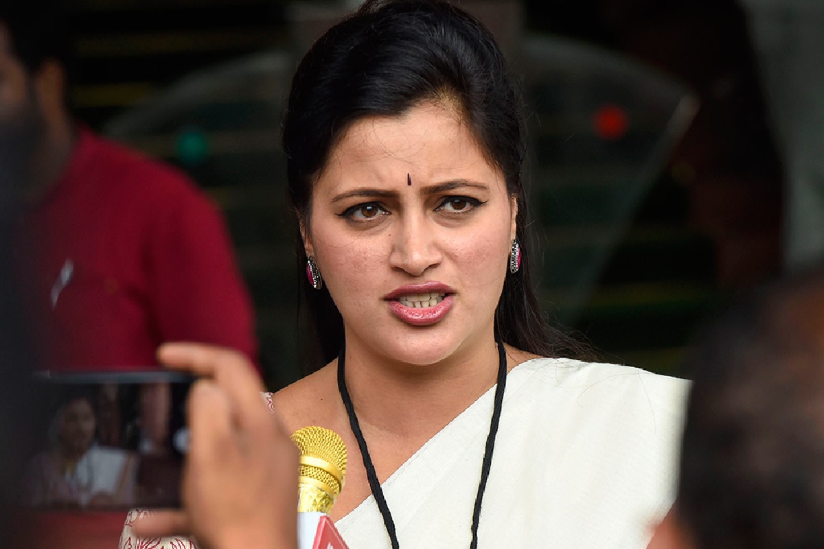 खोटे जात प्रमाणपत्र प्रकरणी नवनीत राणांना मोठा दिलासा, सुप्रीम कोर्टाकडून निर्णयाला स्थगिती