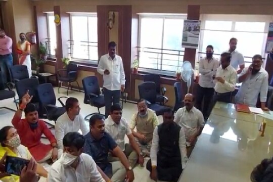 पुणे महापालिकेत जोरदार राडा, मुख्य सभेच्या आयोजनावरून विरोधक आक्रमक