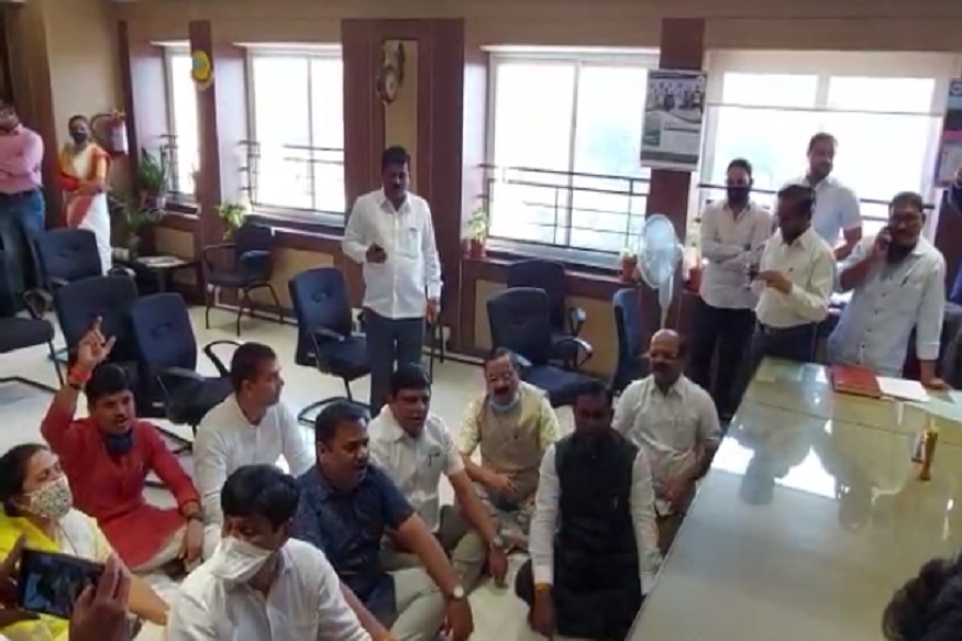 पुणे महापालिकेत जोरदार राडा, मुख्य सभेच्या आयोजनावरून विरोधक आक्रमक