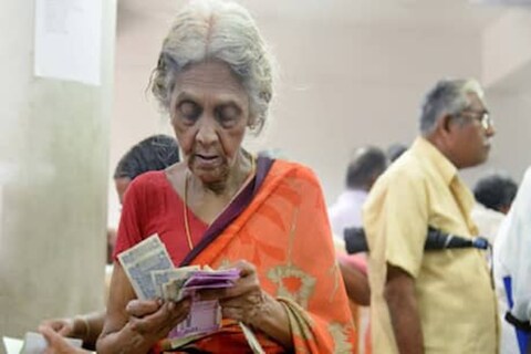 अटल पेन्शन योजना ही असंघटित क्षेत्रात काम करणाऱ्यांसाठी जाहीर करण्यात आली होती. परंतु, आता ज्यांचे पोस्ट ऑफिसमध्ये अकाउंट आहे, असे 18 ते 40 वर्षे वयोगटातील भारतीय नागरिक या योजनेत गुंतवणूक करुन पेन्शनचा लाभ घेऊ शकतात.