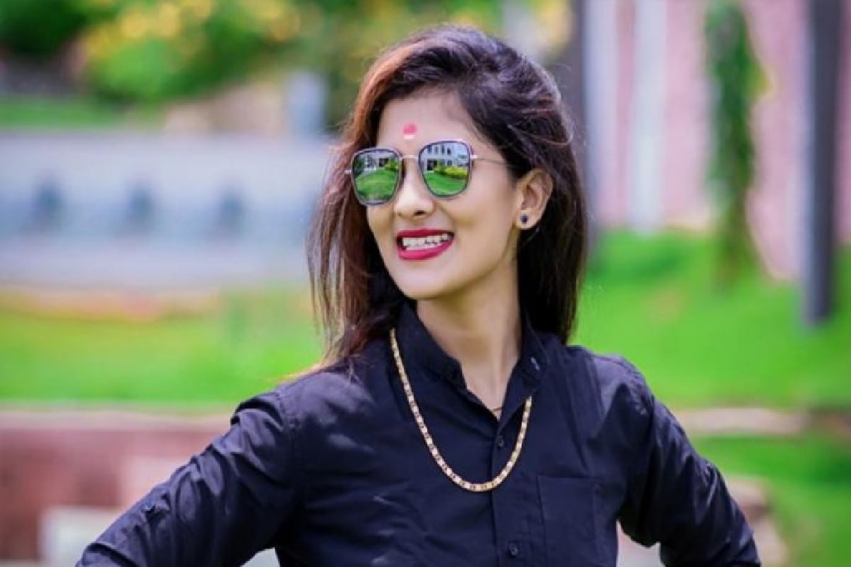 Pooja Chavan - पूजा चव्हाण ही 22 वर्षीय टिकटॉक स्टार होती. पुण्यातील वानवडी परिसरातील एका इमारतीच्या बाल्कनीतून उडी मारून तिने आत्महत्या केली. तिच्या आत्महत्येमागे राजकीय कनेक्शन असल्याचं बोललं जात आहे. Pooja Chavan - पूजा चव्हाण ही 22 वर्षीय टिकटॉक स्टार होती. पुण्यातील वानवडी परिसरातील एका इमारतीच्या बाल्कनीतून उडी मारून तिने आत्महत्या केली. तिच्या आत्महत्येमागे राजकीय कनेक्शन असल्याचं बोललं जात आहे.