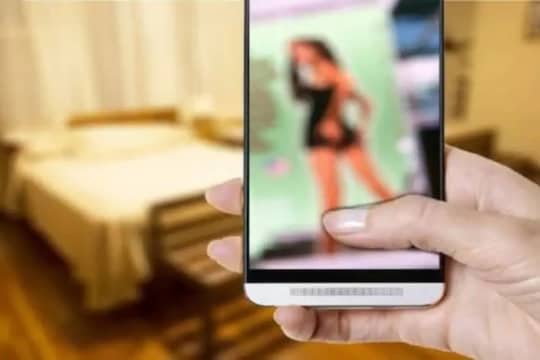 पतीचं संतापजनक कृत्य; बनावट FB खातं काढून पत्नीचे अश्लील व्हिडिओ केले व्हायरल, लज्जास्पद घटना उघडकीस