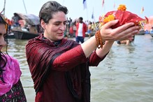 सामान्य भाविकांप्रमाणे प्रियंका गांधींनी देखील केले गंगास्नान सामान्य भाविकांप्रमाणे प्रियंका गांधींनी देखील केले गंगास्नान