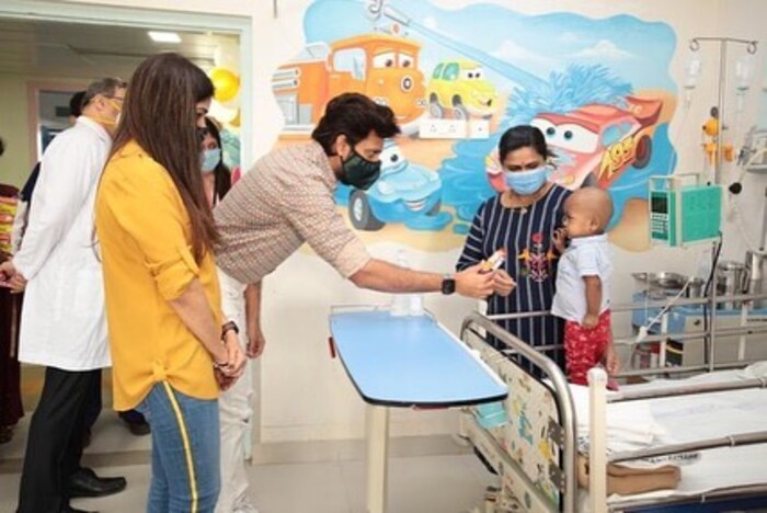 या दिवसाच्या निमित्तानं अभिनेता रितेश देशमुखनं कर्करोगग्रस्त लहान मुलांची भेट घेतली.