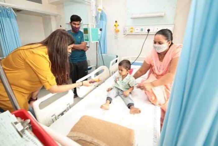 या मुलांची भेट घेऊन रितेशनं त्यांना कर्करोगाविरोधात लढण्यासाठी प्रोत्साहन दिलं.