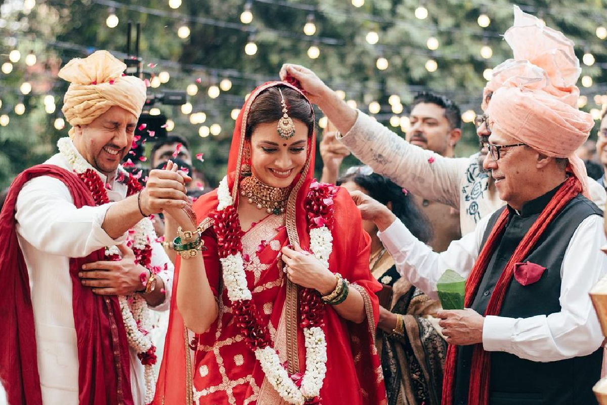 दियाच्या लग्नामुळं नवऱ्याच्या पहिल्या पत्नीला मनस्ताप, ट्रोलिंगवर दिली प्रतिक्रिया