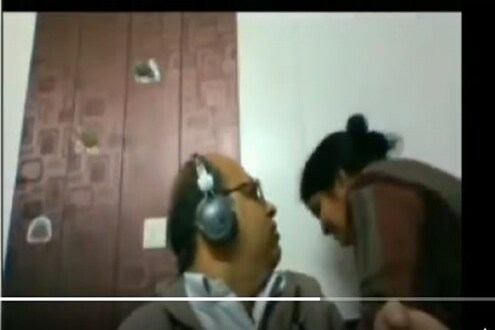 Live मीटिंगमध्ये पत्नीचा रोमँटिक अंदाज, पतीच्या जवळ आली आणि..., व्हिडिओ होतोय तुफान व्हायरल Live मीटिंगमध्ये पत्नीचा रोमँटिक अंदाज, पतीच्या जवळ आली आणि..., व्हिडिओ होतोय तुफान व्हायरल