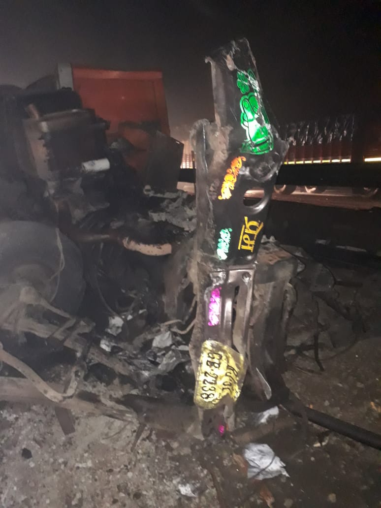 सोमवारी मध्यरात्री मध्यरात्री मुंबई लेनवर खालापूर याठिकाणी अपघात झाला, त्याठिकाणची ही भयंकर दृश्य आहेत. यामध्ये गाड्यांचा अक्षरश: चुराडा झाला आहे. सोमवारी मध्यरात्री मध्यरात्री मुंबई लेनवर खालापूर याठिकाणी अपघात झाला, त्याठिकाणची ही भयंकर दृश्य आहेत. यामध्ये गाड्यांचा अक्षरश: चुराडा झाला आहे.