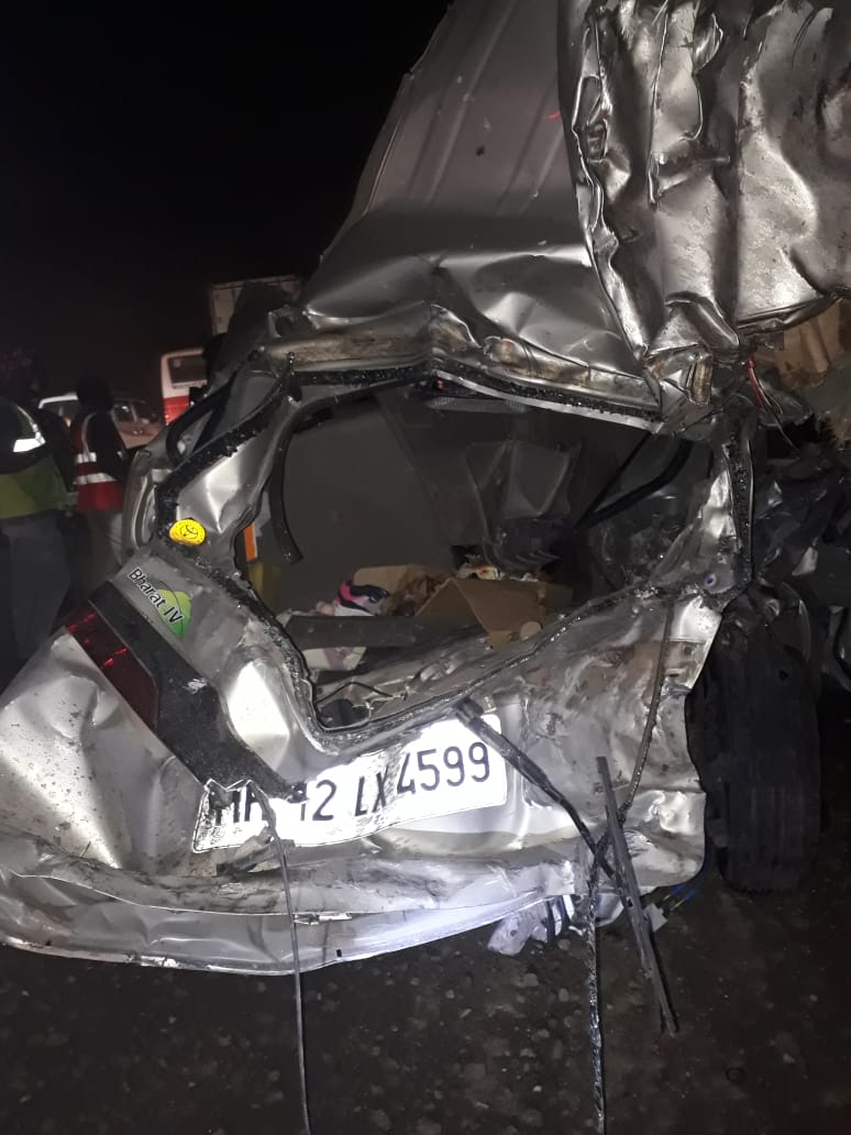 मुंबईच्या गोरेगावमधील मंजू प्रकाश नाहर (58), नवी मुंबईच्या नेरुळ याठिकाणचे डॉ. वैभव वसंत झुंझारे (41), उषा वसंत झुंझारे (63), वैशाली वैभव झुंझारे (38), श्रिया वैभव झुंझारे (5) अशी या अपघातात मरण पावलेल्यांची नाव आहेत. मुंबईच्या गोरेगावमधील मंजू प्रकाश नाहर (58), नवी मुंबईच्या नेरुळ याठिकाणचे डॉ. वैभव वसंत झुंझारे (41), उषा वसंत झुंझारे (63), वैशाली वैभव झुंझारे (38), श्रिया वैभव झुंझारे (5) अशी या अपघातात मरण पावलेल्यांची नाव आहेत.