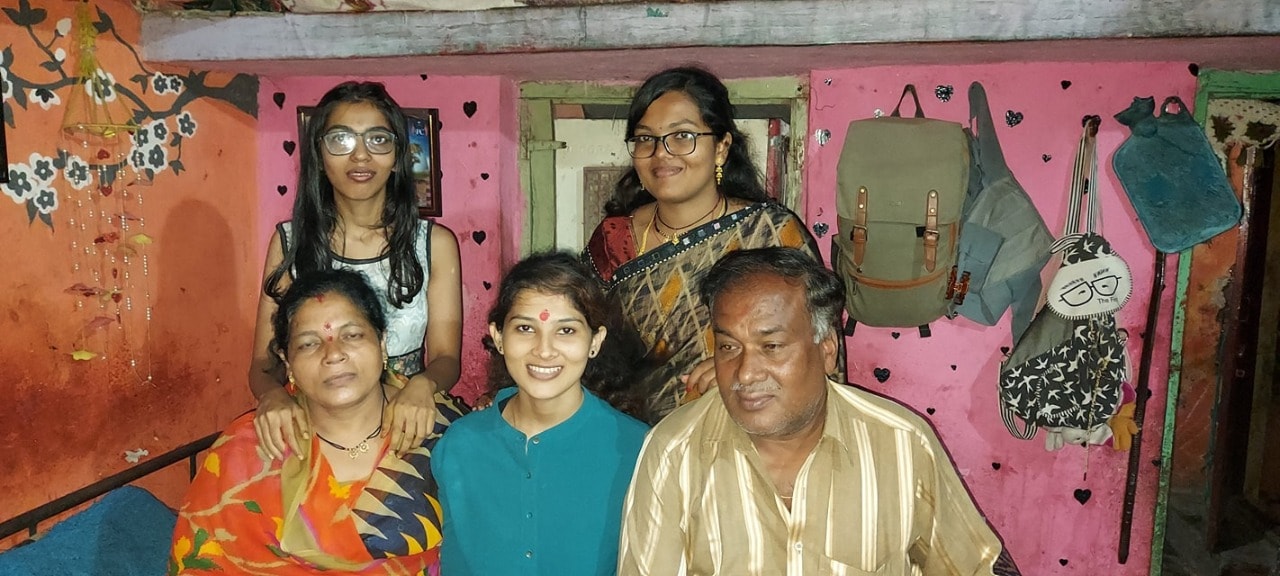 26 फेब्रुवारी : आता पूजाचं अख्खं कुटुंबच महाराष्ट्रासमोर आलं. त्यांनी आपला आक्रोश व्यक्त केला आहे. 'माझ्या पोटचा गोळा गेला...माझी मुलगी कशी होती हे मला माहीत आहे...ती धाडसी होती...मात्र तिची आता बदनामी थांबवा...पोलीस त्यांच्या पद्धतीने तपास करतील,' असं म्हणत पूजा चव्हाण हिच्या आईनं माध्यमांसमोर पहिली प्रतिक्रिया दिली आहे. मुलीविषयी होत असलेल्या चर्चेमुळे आईला वेदना होत असून त्याच अश्रूरुपाने बाहेर पडल्याचंही पाहायला मिळालं. तर तिच्या बहिणीने देखील पूजाच्या आत्महत्येविषयी शंका उपस्थित केली. 26 फेब्रुवारी : आता पूजाचं अख्खं कुटुंबच महाराष्ट्रासमोर आलं. त्यांनी आपला आक्रोश व्यक्त केला आहे. 'माझ्या पोटचा गोळा गेला...माझी मुलगी कशी होती हे मला माहीत आहे...ती धाडसी होती...मात्र तिची आता बदनामी थांबवा...पोलीस त्यांच्या पद्धतीने तपास करतील,' असं म्हणत पूजा चव्हाण हिच्या आईनं माध्यमांसमोर पहिली प्रतिक्रिया दिली आहे. मुलीविषयी होत असलेल्या चर्चेमुळे आईला वेदना होत असून त्याच अश्रूरुपाने बाहेर पडल्याचंही पाहायला मिळालं. तर तिच्या बहिणीने देखील पूजाच्या आत्महत्येविषयी शंका उपस्थित केली.
