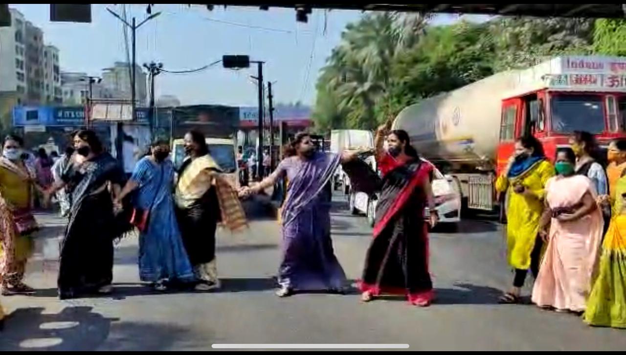 याशिवाय भाजप नेत्या चित्रा वाघ यांनी देखील हा मुद्दा उचलून धरला आहे. त्यांच्याकडून वेळोवेळी याप्रकरणी कारवाई करण्याची मागणी केली जात आहे. त्यांनी यावेळी पोलीस प्रशासन गुन्हेगाराला पाठीशी घालत असल्याचा आरोप केला आहे. याशिवाय भाजप नेत्या चित्रा वाघ यांनी देखील हा मुद्दा उचलून धरला आहे. त्यांच्याकडून वेळोवेळी याप्रकरणी कारवाई करण्याची मागणी केली जात आहे. त्यांनी यावेळी पोलीस प्रशासन गुन्हेगाराला पाठीशी घालत असल्याचा आरोप केला आहे.