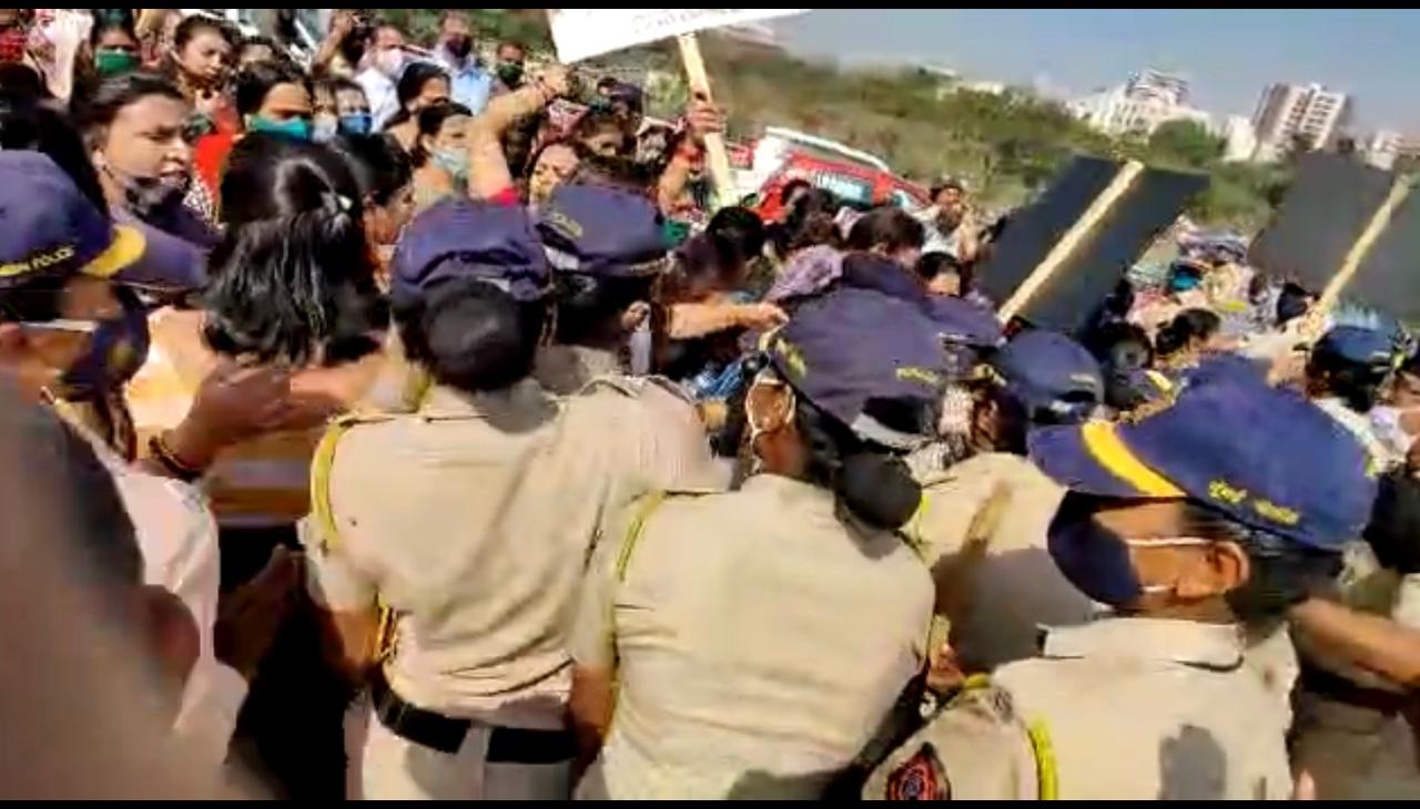 या प्रकरणात भाजपचे राज्यभर आंदोलन सुरू आहे. भाजप महिला मोर्चा या विषयावर विशेष आक्रमक असल्याचं पाहायला मिळालं. त्यांच्याकडून संजय राठोड यांनी राजीनामा द्यावा शिवाय त्यांच्यावर कारवाई व्हावी अशी मागणी होत आहे या प्रकरणात भाजपचे राज्यभर आंदोलन सुरू आहे. भाजप महिला मोर्चा या विषयावर विशेष आक्रमक असल्याचं पाहायला मिळालं. त्यांच्याकडून संजय राठोड यांनी राजीनामा द्यावा शिवाय त्यांच्यावर कारवाई व्हावी अशी मागणी होत आहे