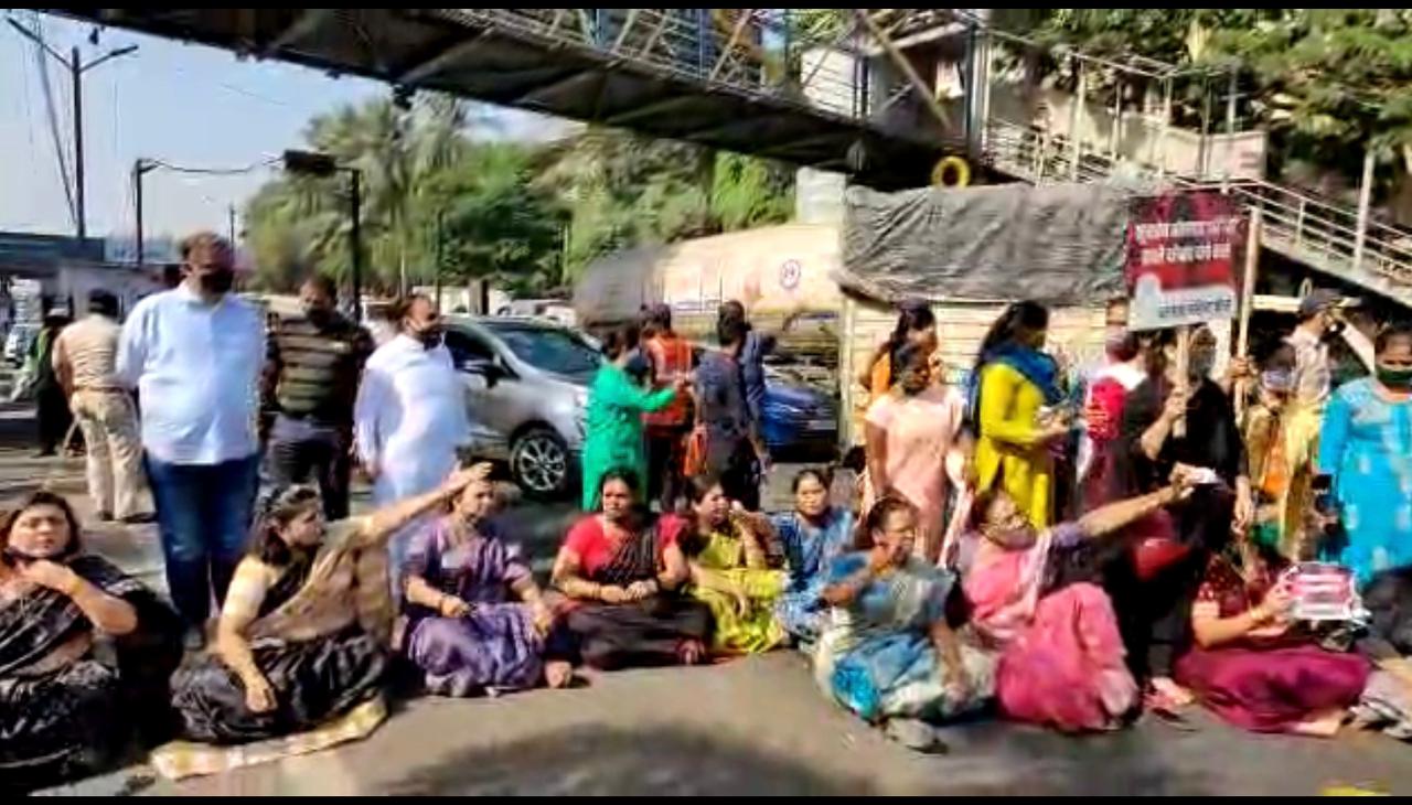 याच मागणीसाठी भाजप महिला मोर्चाच्या महिलांनी मुलुंड टोलनाक्यावर चक्का जाम आंदोलन केलं. महिलांच्या ठिय्यामुळे काही वेळासाठी रहदारीवर परिणाम देखील झाला होता याच मागणीसाठी भाजप महिला मोर्चाच्या महिलांनी मुलुंड टोलनाक्यावर चक्का जाम आंदोलन केलं. महिलांच्या ठिय्यामुळे काही वेळासाठी रहदारीवर परिणाम देखील झाला होता