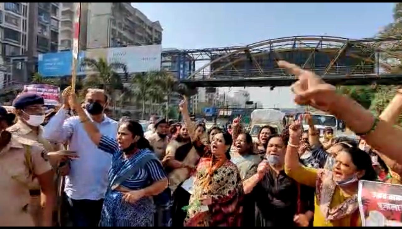 वनमंत्री संजय राठोड यांनी राजीनामा दिल्याशिवाय शांत राहणार नाही असा इशाराच या महिला मोर्चाकडून देण्यात आला आहे. मुलुंड टोलनाक्याजवळ हे आंदोलन सुरू असताना पोलिसांनी घटनास्थळी पोहचून भाजपच्या महिला कार्यकर्त्या आणि पदाधिकाऱ्यांना ताब्यात घेतलं वनमंत्री संजय राठोड यांनी राजीनामा दिल्याशिवाय शांत राहणार नाही असा इशाराच या महिला मोर्चाकडून देण्यात आला आहे. मुलुंड टोलनाक्याजवळ हे आंदोलन सुरू असताना पोलिसांनी घटनास्थळी पोहचून भाजपच्या महिला कार्यकर्त्या आणि पदाधिकाऱ्यांना ताब्यात घेतलं