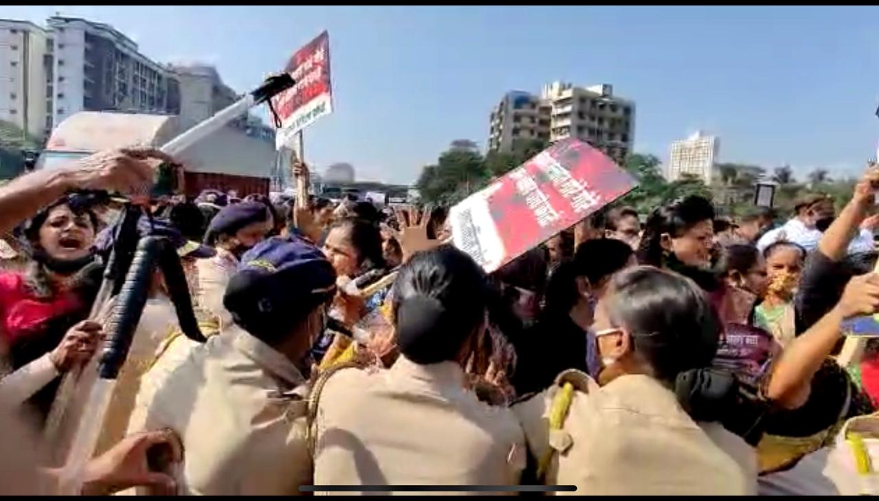 मुलुंड व्यतिरिक्त राज्यभरात संजय राठोड यांनी राजीनामा द्यावा या मागणीसाठी आंदोलन करण्यात आलं आहे. नवी मुंबई, यवतमाळ, वसई-विरार, औरंगाबाद, चेंबूर याठिकाणी देखील रस्त्यावर उतरून भाजपकडून आंदोलन करण्यात आलंय. मुलुंड व्यतिरिक्त राज्यभरात संजय राठोड यांनी राजीनामा द्यावा या मागणीसाठी आंदोलन करण्यात आलं आहे. नवी मुंबई, यवतमाळ, वसई-विरार, औरंगाबाद, चेंबूर याठिकाणी देखील रस्त्यावर उतरून भाजपकडून आंदोलन करण्यात आलंय.