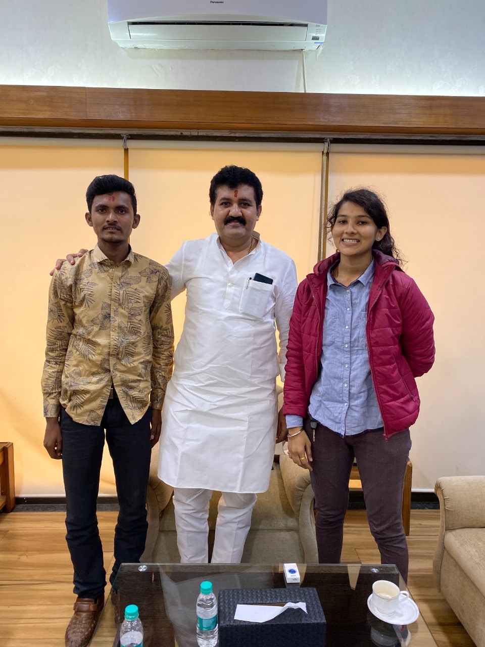 28 फेब्रुवारी- दुपारी 2.45 च्या सुमारास- पूजा चव्हाण (Pooja Chavan) आत्महत्या प्रकरणी अखेर शिवसेनेचे नेते आणि वनमंत्री संजय राठोड (Sanjay Rathod) यांना आपल्या पदावरून पायउतार होण्याचा निर्णय घेतला आहे. राठोड यांनी आपल्या मंत्रिपदाचा राजीनामा शिवसेनेचे पक्षप्रमुख आणि राज्याचे मुख्यमंत्री उद्धव ठाकरे (Uddhav Thackeray) यांच्याकडे सुपुर्द केला आहे. पण चौकशी झाल्यावर राजीनामा स्वीकारावा अशी विनंती संजय राठोड यांनी मुख्यमंत्र्यांकडे केली आहे. 28 फेब्रुवारी- दुपारी 2.45 च्या सुमारास- पूजा चव्हाण (Pooja Chavan) आत्महत्या प्रकरणी अखेर शिवसेनेचे नेते आणि वनमंत्री संजय राठोड (Sanjay Rathod) यांना आपल्या पदावरून पायउतार होण्याचा निर्णय घेतला आहे. राठोड यांनी आपल्या मंत्रिपदाचा राजीनामा शिवसेनेचे पक्षप्रमुख आणि राज्याचे मुख्यमंत्री उद्धव ठाकरे (Uddhav Thackeray) यांच्याकडे सुपुर्द केला आहे. पण चौकशी झाल्यावर राजीनामा स्वीकारावा अशी विनंती संजय राठोड यांनी मुख्यमंत्र्यांकडे केली आहे.