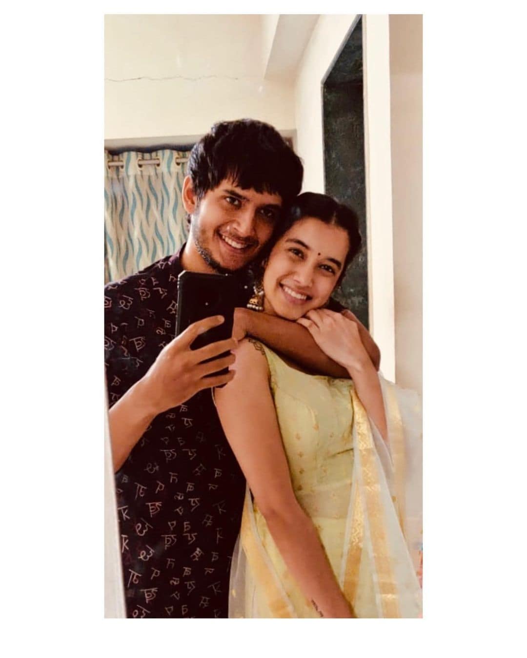 अलिकडेच त्यानं श्रेयासोबतचा एक फोटो शेअर करुन त्यांच्या नात्याला दोन वर्ष पुर्ण झाल्याची घोषणा केली होती. (फोटो सौजन्य इन्स्टाग्राम) अलिकडेच त्यानं श्रेयासोबतचा एक फोटो शेअर करुन त्यांच्या नात्याला दोन वर्ष पुर्ण झाल्याची घोषणा केली होती. (फोटो सौजन्य इन्स्टाग्राम)