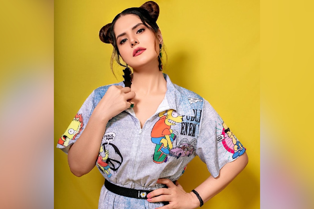 झरिना खान ही बॉलिवूडमधील एक प्रसिद्ध अभिनेत्री आहे. तिनं आजवर वीर, हाऊसफुल, रेडी, हेट स्टोरी यांसारख्या चित्रपटांमध्ये काम केलं आहे. (फोटो सौजन्य इन्स्टाग्राम) झरिना खान ही बॉलिवूडमधील एक प्रसिद्ध अभिनेत्री आहे. तिनं आजवर वीर, हाऊसफुल, रेडी, हेट स्टोरी यांसारख्या चित्रपटांमध्ये काम केलं आहे. (फोटो सौजन्य इन्स्टाग्राम)