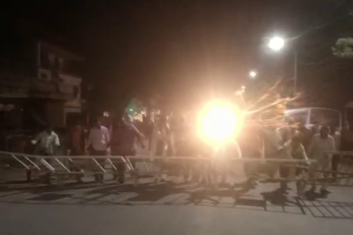 औरंगाबादेत भाजप कार्यकर्त्यांचा राडा, पोलिसांनी लावलेले बॅरिकेट्स तोडले