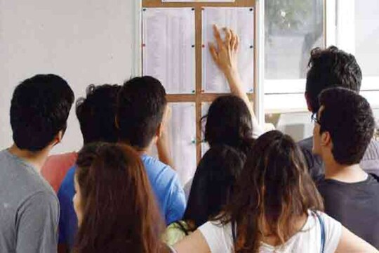 विद्यार्थ्यांसाठी मोठी बातमी! कमी उत्पन्न गटातल्यांसाठी कॉलेजमध्ये 5 टक्के जागा; कुणाला मिळणार फायदा?
