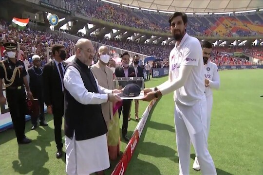 अमित शाह मोटेरावर असताना भाजपचा बंगालमध्ये सिक्सर, या क्रिकेटपटूच्या हातात 'कमळ'