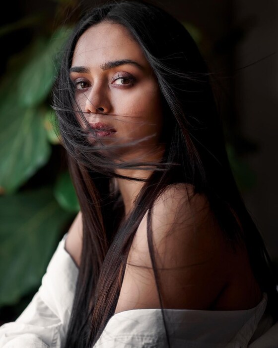 अमृता आपले ट्रेडिशनल आणि हॉट लूकमधील फोटो इन्स्टाग्रामवर शेअर करत असते. नुकतेच तिनं आपले असेच काही हॉट, सेक्सी फोटो शेअर केले आहेत. ज्यावर प्रतिक्रिया देण्यापासून श्रेया बुगडेही स्वतःला रोखू शकली नाही. (फोटो सौजन्य - इन्स्टाग्राम)