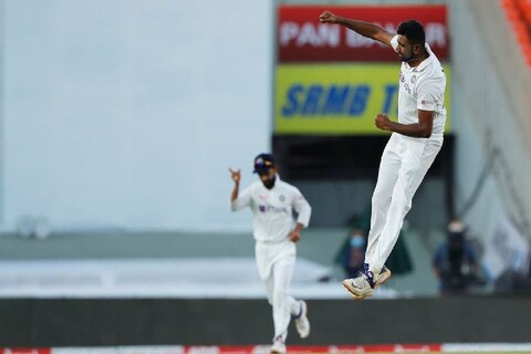 टीम इंडियाचा ऑफ स्पिनर आर.अश्विन (R.Ashwin) याने इंग्लंडविरुद्धच्या (India vs England) तिसऱ्या टेस्टमध्ये इतिहास घडवला आहे. जोफ्रा आर्चरची (Jofra Archer) विकेट घेत अश्विनने टेस्ट क्रिकेटमध्ये 400 विकेट घेण्याचा टप्पा गाठला आहे. 