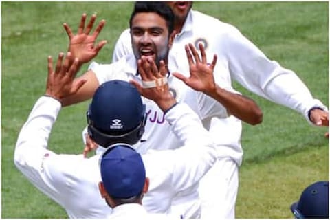 आर.अश्विनच्या (R. Ashwin) फिरकीपुढे इंग्लंडच्या बॅट्समननी (India vs England) लोटांगण घातलं आहे. अश्विनने घेतलेल्या 5 विकेटच्या जोरावर इंग्लंडचा 134 रनवर ऑल आऊट झाला