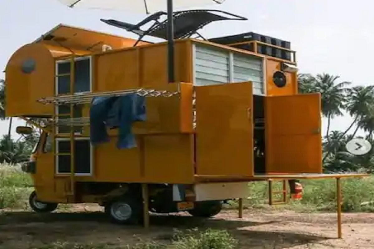 ऑटोमध्येच थाटला संसार; आनंद महिंद्रांनीही PHOTO शेअर करत केलं कौतुक