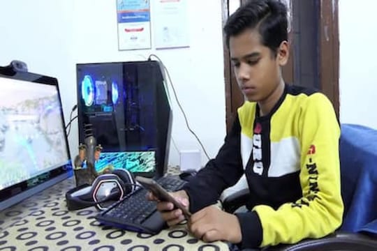 क्या बात है! 15 वर्षाच्या मुलानं बनवलं WhatsApp च्या तोडीचं भारतीय अ‍ॅप
