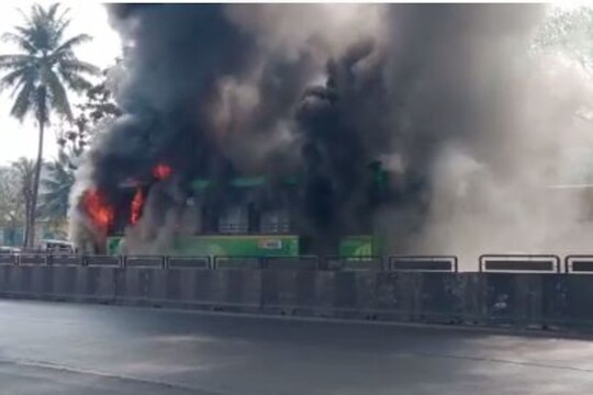 खराडीत बायपास चौकात PMPL बसनं अचानक घेतला पेट, एक प्रवाशी जखमी, पाहा VIDEO