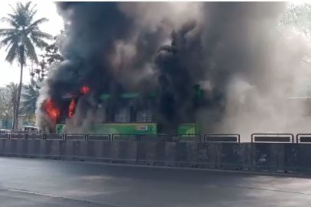 खराडीत बायपास चौकात PMPL बसनं अचानक घेतला पेट, एक प्रवाशी जखमी, पाहा VIDEO